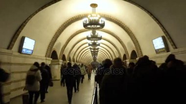 Kiev, Ukrayna metro istasyonunda devam insanların Timelapse. Zoloti Vorota istasyonu - Ukrayna'da en iyi metro istasyonu. Zaman atlamalı.