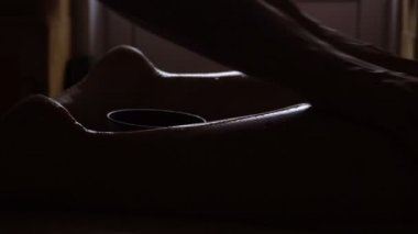 Konsept masaj. Güzel genç kadın Reciving Relxing masaj onun Legs--dan profesyonel masör