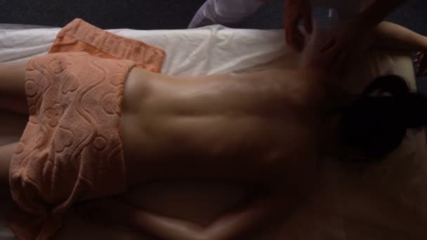 Massage-konceptet. Vacker ung kvinna reciving relxing Massage från professionell massör, vy från toppen antenn — Stockvideo