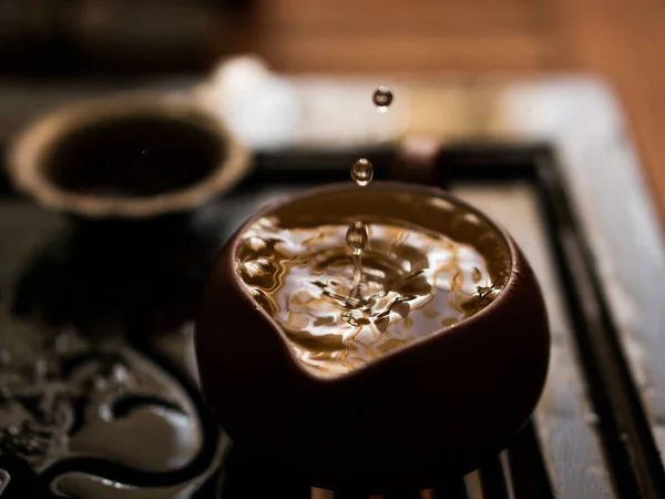 Green Tea Pouring with Drops in Traditional Chinese Tea Ceremony — Stock Photo, Image