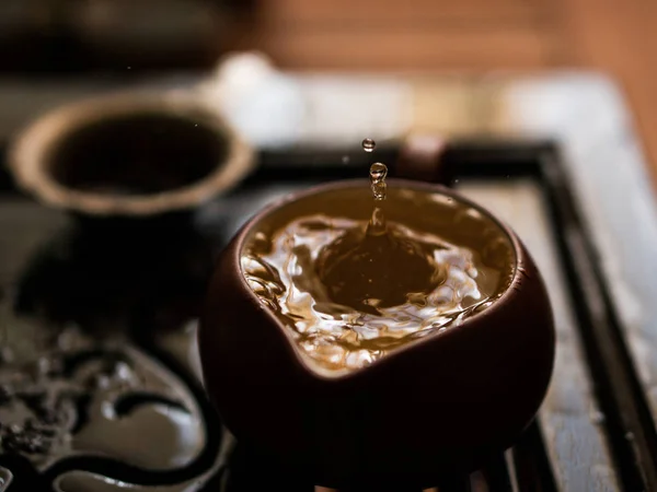中国茶道で緑茶を注いでが値下がりしました — ストック写真