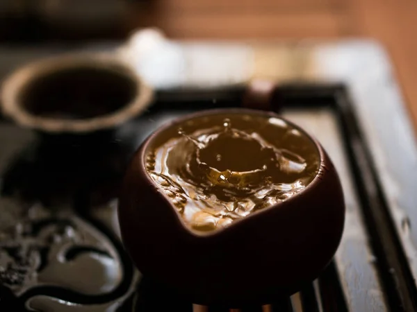 Green Tea Pouring with Drops in Traditional Chinese Tea Ceremony — Stock Photo, Image