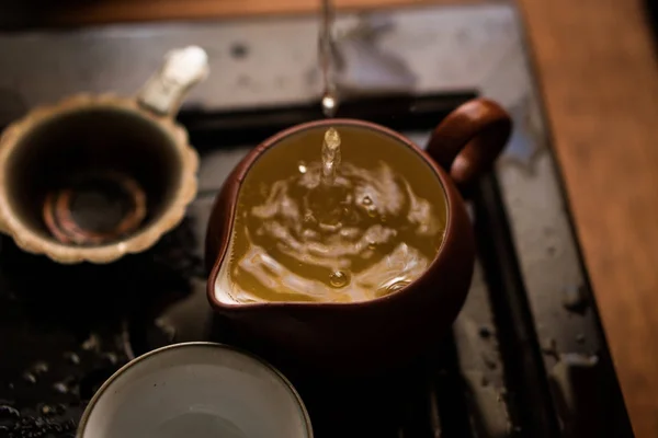 Versare il tè verde nella cerimonia tradizionale cinese del tè — Foto Stock