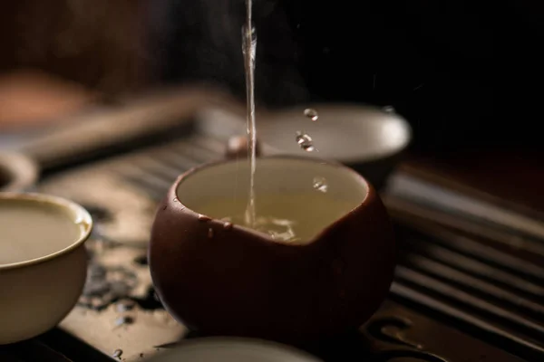 Green Tea Pouring with Drops in Traditional Chinese Tea Ceremony — Stock Photo, Image