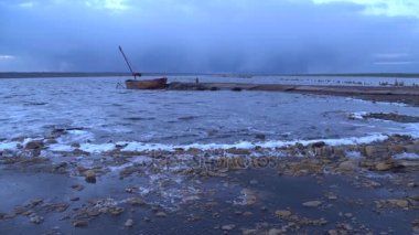 Bulutlar üzerinde Firth Gulf Coast kırık gemi ile akşam