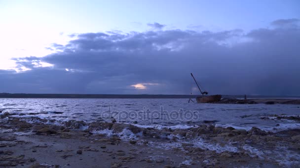 Nubes nocturnas sobre el golfo de Firth con barco roto en la costa — Vídeos de Stock