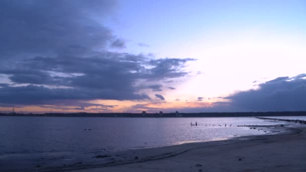 Růžový mračna nad zálivu od moře, časová prodleva — Stock video