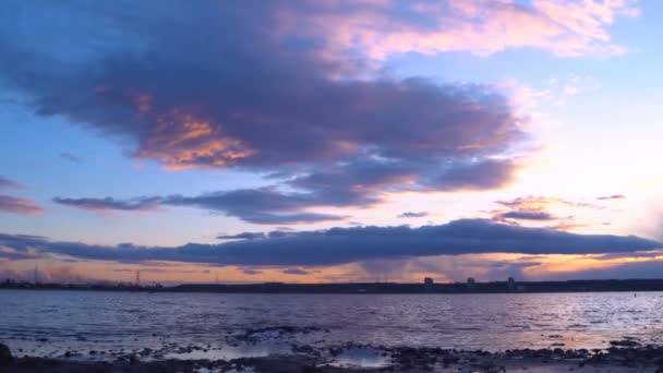 Nuvens cor-de-rosa sobre o Golfo od o mar, lapso de tempo — Vídeo de Stock