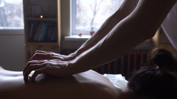 Profesyonel masör masaj oturumunda üzerinde sıcak yağ ile genç kadının omuz Kneads. Ayurveda Abyanga masaj. Model vücut slayt — Stok video