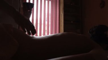 Masör genç kadın sıcak petrol arkası profesyonel masaj oturumunda Kneads. Ayurveda Abyanga Masaj.
