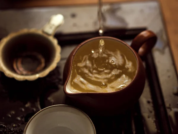 Verter té verde en la ceremonia tradicional del té chino — Foto de Stock
