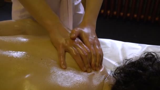 Massör kvinna gör Massage av händer och axlar till en ung Man — Stockvideo