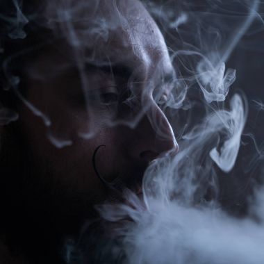 Sakal ve Mustages Vaping elektronik sigara olan adam. Vaper Hipster duman Buharlaştırıcı ve Exhals duman akış.