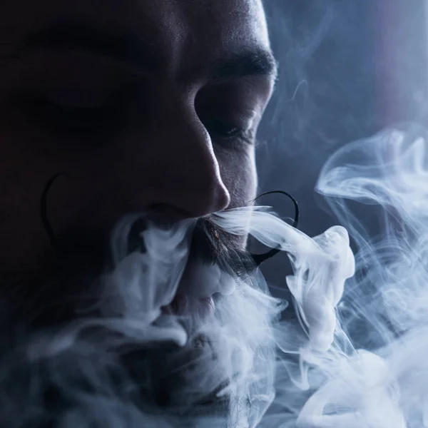 Jeune homme fumant une cigarette — Photographie everyonensk © #203629682