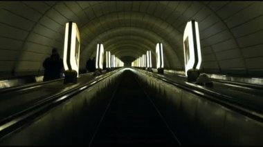 Metro yürüyen merdiven merdiven yumuşak Illuminace ile