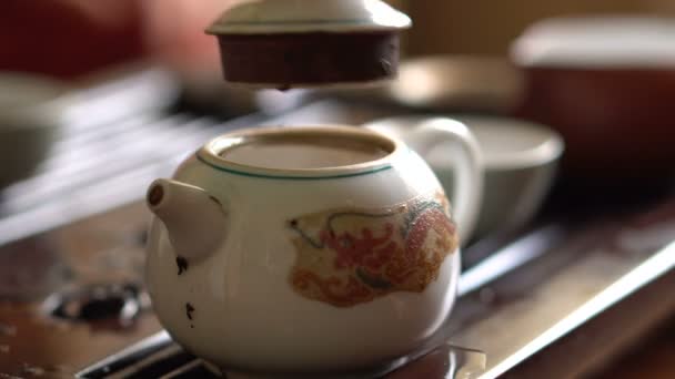 Man Brews Puer Tea em bule na tradicional cerimônia de chá chinês. Conjunto de Equipamentos para Beber Chá — Vídeo de Stock