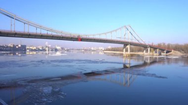 Dnepr, Kiev nehrinde akan buz. Güneşli kış günü, Timelapse