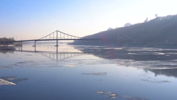 Glace coulant sur la rivière Dnepr, à Kiev. Journée ensoleillée d'hiver, Timelapse 4k UHD — Video