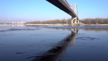 Buz Flowing Dnepr, Kiev Nehri'nde işte. Güneşli kış günü, Timelapse
