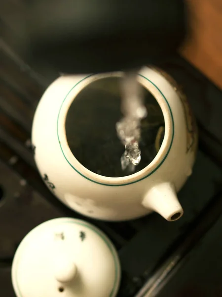 中国茶道でティーポットから絶妙な緑茶を注ぐ。お茶を飲みながらの機器を設定します。 — ストック写真