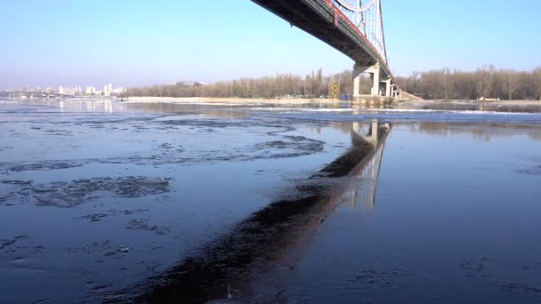 Ijs stroomt op Donau in Boedapest, Hongarije — Stockvideo