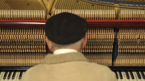Viejo en el metro tocando el piano con el mecanismo abierto og cuerdas y martillos — Vídeos de Stock