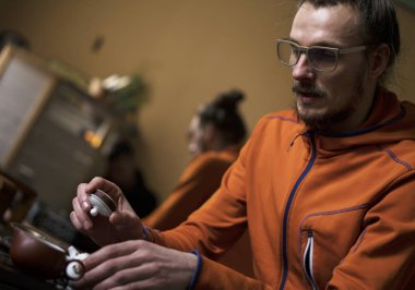 çay Master geleneksel Çince çay töreninde enfes Çin çay içiyor. Ekipman kümesi