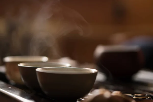 Geleneksel Çince çay töreninde şişe zarif yeşil çay. Ekipman kümesi