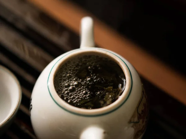 Vynikající zelený čaj v konvici na tradiční čínský čajový obřad. Sada zařízení — Stock fotografie
