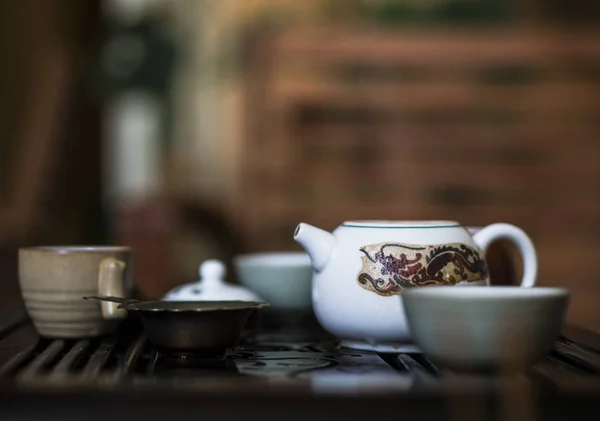 中国茶道でティーポットで熱いお茶を絶妙です。装置のセット — ストック写真