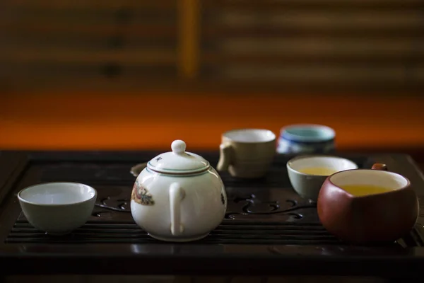 Exquisito té caliente en tetera en la ceremonia tradicional del té chino. Conjunto de equipos — Foto de Stock