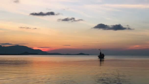 Deux pêcheurs au coucher du soleil sur un bateau pêcheur thaïlandais local qui va dans la profondeur de la mer quand le temps de marée basse. Samui, Thaïlande . — Video