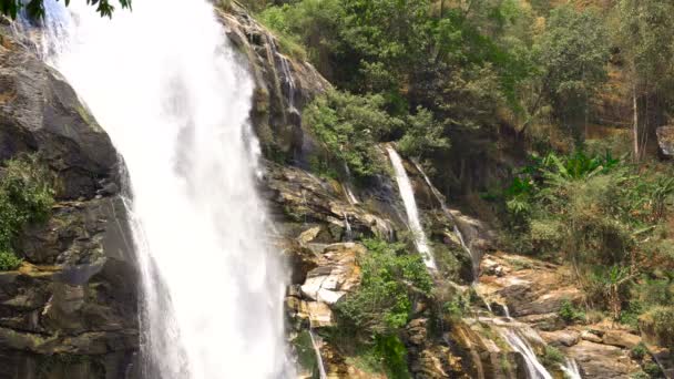 Cascada alta en exuberantes selvas. Parque Nacional Doi inthanon, región de Chiang Mai, Tailandia, capaz de bucear — Vídeo de stock