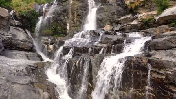 Mae klang wasserfall im doi inthanon nationalpark, chiang mai region, thailand — Stockvideo