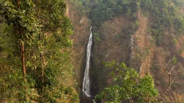 La cascada más grande de Mae Surin en el Parque Nacional Doi Inthanon, región de Chiang Mai, Tailandia, capaz de bucear — Vídeo de stock