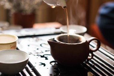 Puer çay çaydanlık geleneksel Çince çay töreninde üzerinden dökme. Donatım için çay içme ayarla
