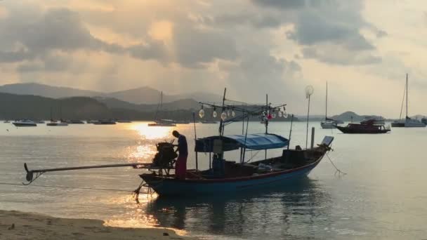 Fiskaren thailändska trä segla Longtail båt siluett flyter på havet. Fantastiska grumlig Tropical Sunset. — Stockvideo