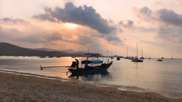 Rybář Thajská dřevěná plavit Longtail Boat silueta plovoucí na moři. Úžasné barvy tropických Sunset. — Stock video