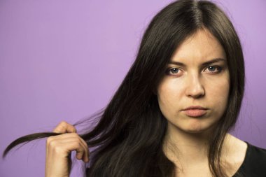 Mor bir arka plan üzerine bir güzel esmer kız portresi