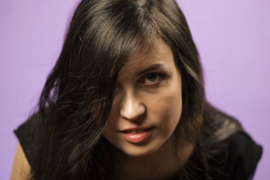 Mor bir arka plan üzerine bir güzel esmer kız portresi