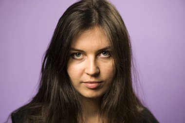 Mor bir arka plan üzerine bir güzel esmer kız portresi