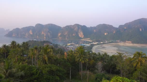 Isla Phi-Phi Istmo en la mañana, Vista desde el mirador, Provincia de Krabi, Tailandia, timelapse 4k — Vídeo de stock