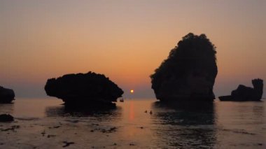 Alacakaranlık Timelapse Tayland, Phi phi Island, Nui Bay Lagoon denizde kayalarda üzerinde.
