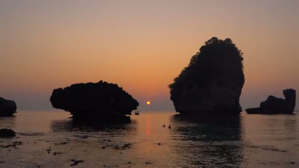 Alacakaranlık Timelapse Tayland, Phi phi Island, Nui Bay Lagoon denizde kayalarda üzerinde. — Stok video