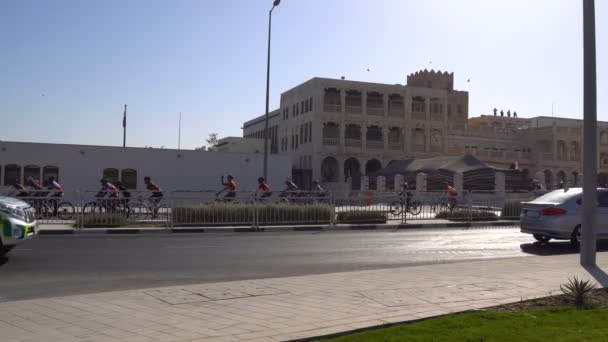 Doha, Qatar - 14 februari 2018: fiets rit Parade op sportdag op Souq Express District, oude stad, Doha, Qatar. — Stockvideo