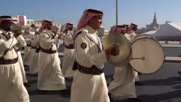 Doha, Katar - 14 února 2018: orchestr průvod na počest katarskými Emir na Souq Waqif District, staré město, Doha, Katar. — Stock video