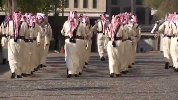 DOHA, QATAR - 14 февраля 2018 года: Парад оркестра в честь эмира Катара в районе Сук Вакиф, Старый город, Доха, Катар . — стоковое видео