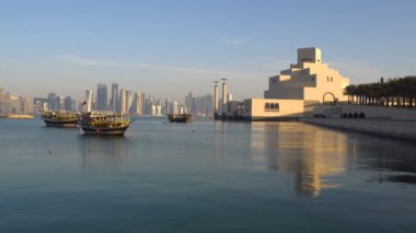 Doha Modern şehir manzarası gün atış, Katar, Orta Doğu. Corniche Broadway geleneksel ahşap Katar deniz araçları ile İslam Sanat Müzesi görünümü