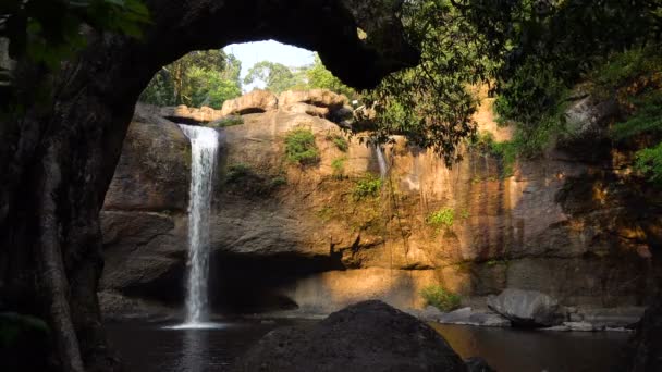 Malerischer Wasserfall am Abend fällt in Pool im Khao yai Nationalpark, Thailand. — Stockvideo