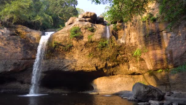 Cascade pittoresque à l'heure du soir tombe dans la piscine dans le parc national de Khao Yai, Thaïlande . — Video